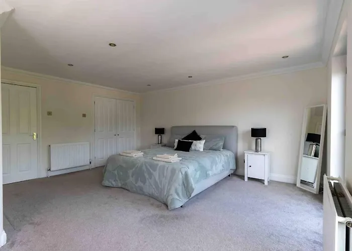 Huge 6 Bed House With Entertainment Room And Hotub